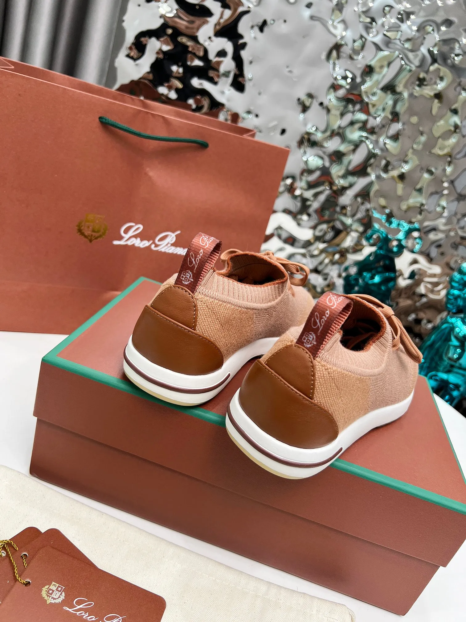 👟👟Ex-factory price 440👟👟 Men’s size +10 🧨🧨🧨Loropiana’s new board is online! This product is made of imported nylon velvet and developed from original boards. It is light, comfortable and breathable, and is suitable for all seasons. Size: 35-41, (Note: 35 and 41 are not returnable or exchangeable),